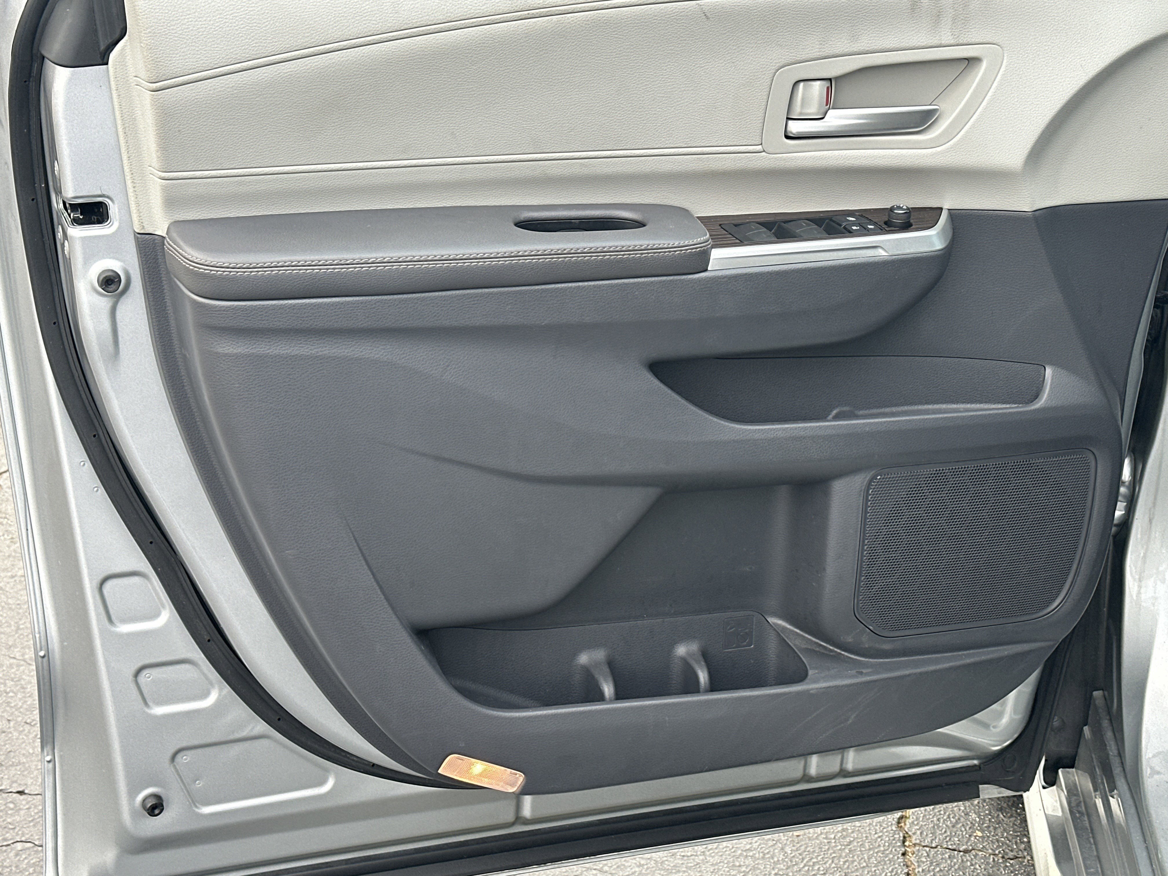 Used 2022 Toyota Sienna XLE image 11