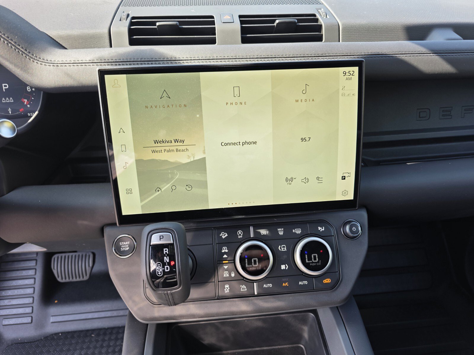New 2026 Land Rover Defender 110 X-Dynamic SE AWD/4WD image 16