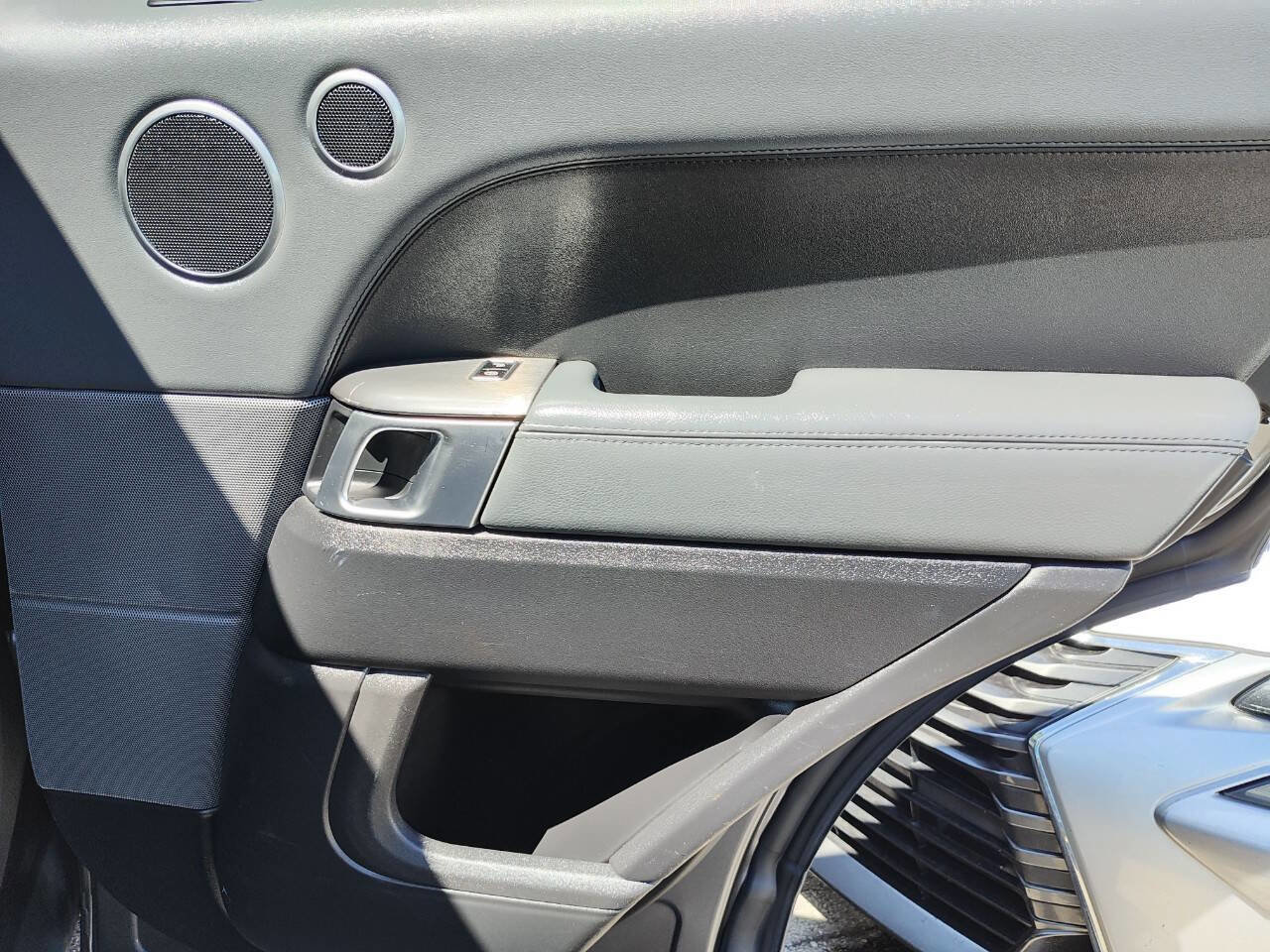 Used 2015 Land Rover Range Rover Sport SE image 52