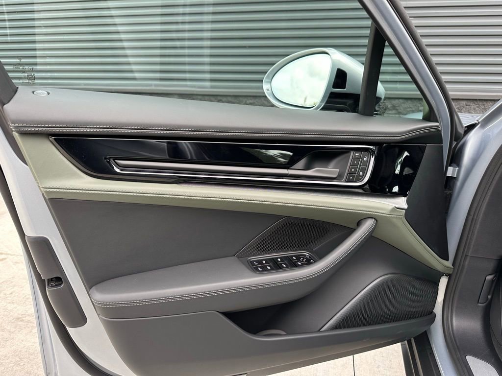 Used 2025 Porsche Panamera image 14