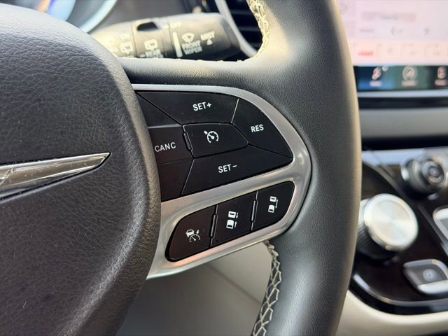 Used 2023 Chrysler Pacifica Touring-L image 11