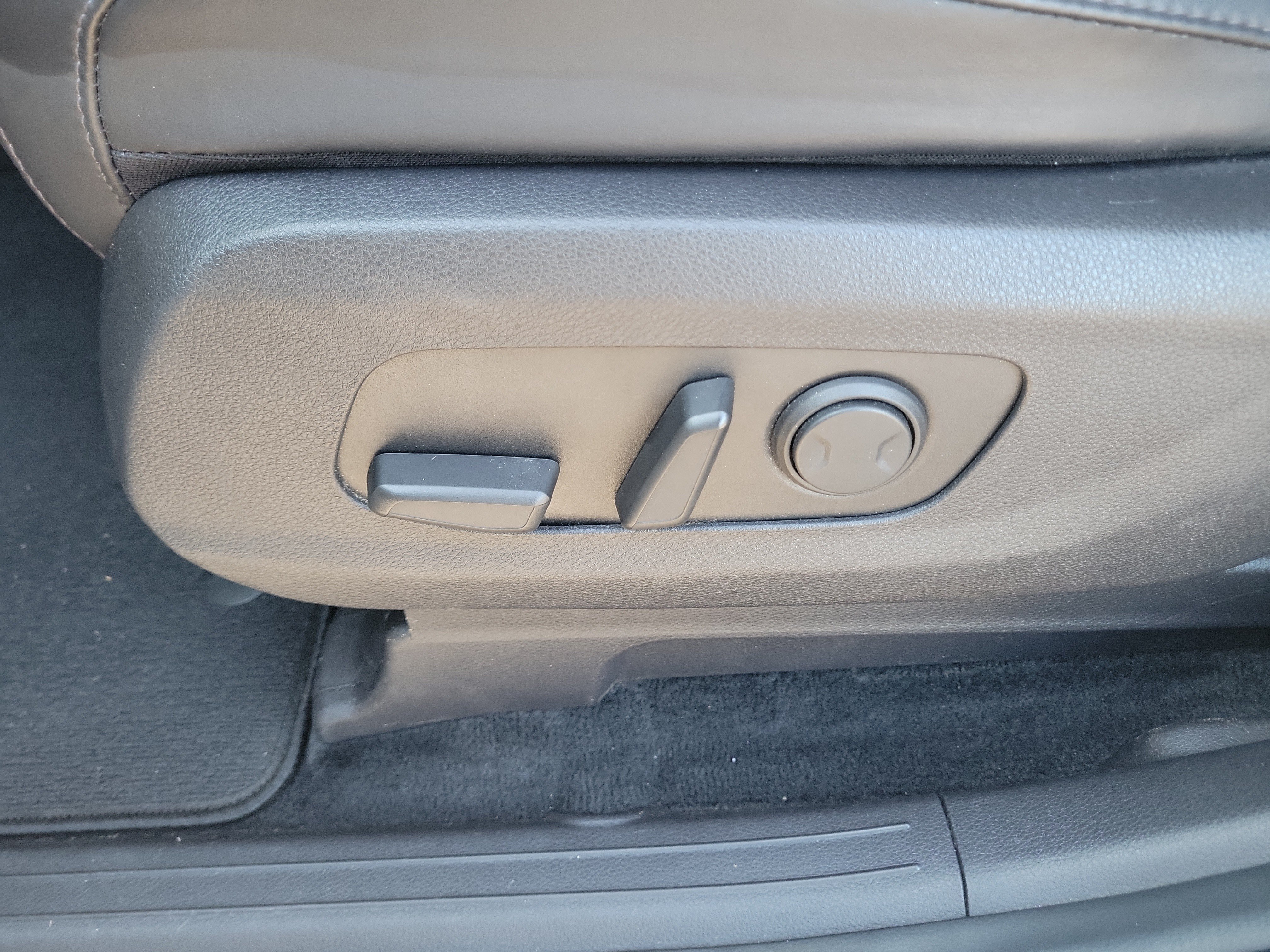 Used 2023 Kia Carnival LX FWD image 21