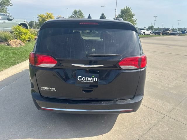 Used 2018 Chrysler Pacifica Touring-L w/ Tire & Wheel Group FWD image 8