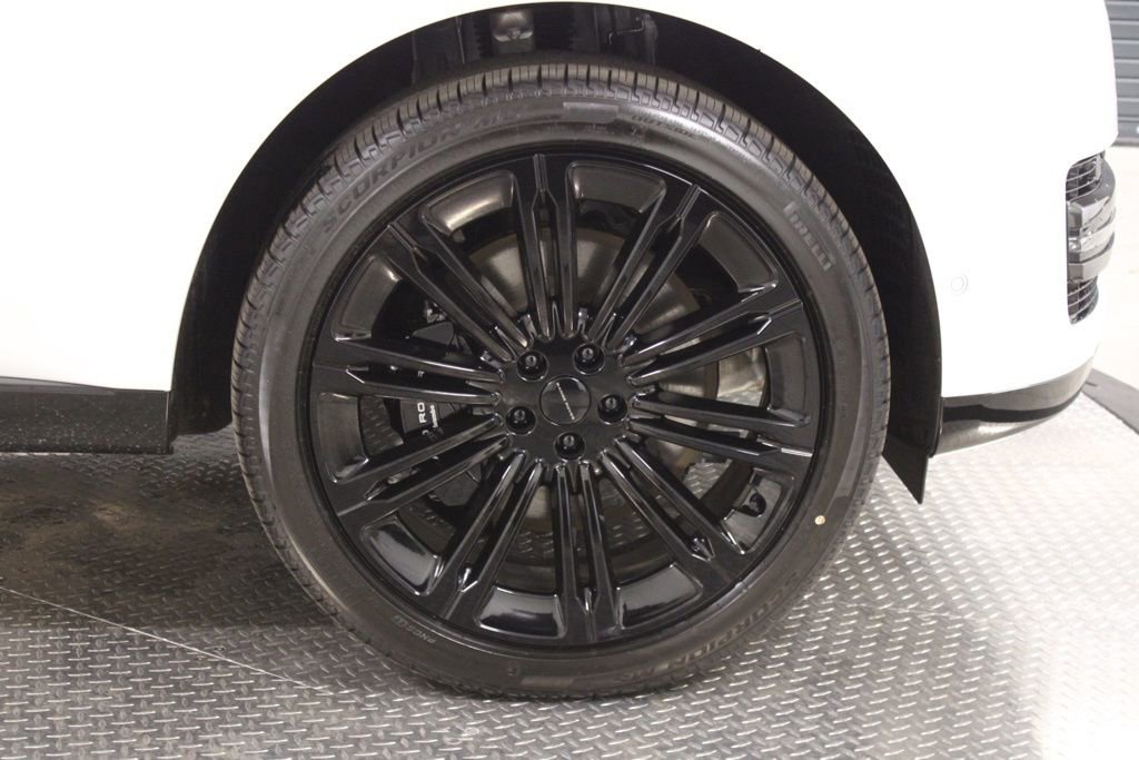 Used 2025 Land Rover Range Rover SE image 14