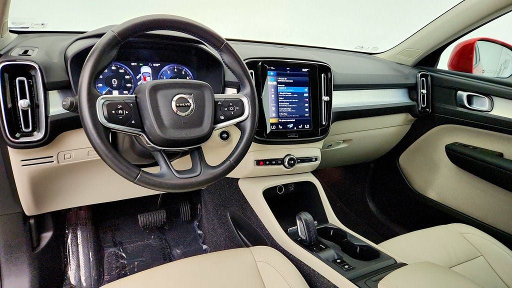 Used 2021 Volvo XC40 T5 Momentum w/ Premium Package AWD/4WD image 13