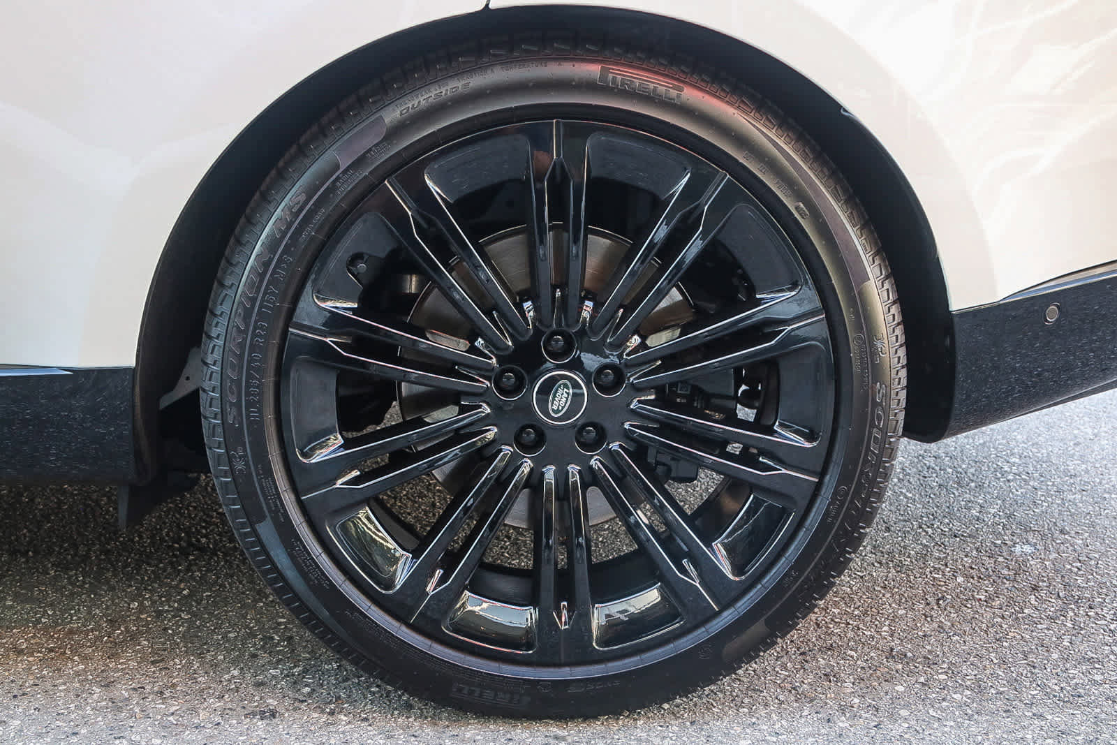 Used 2025 Land Rover Range Rover SE image 11