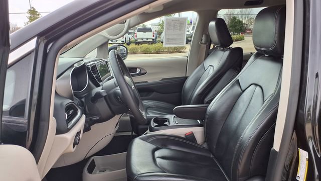 Used 2022 Chrysler Pacifica Touring-L image 17