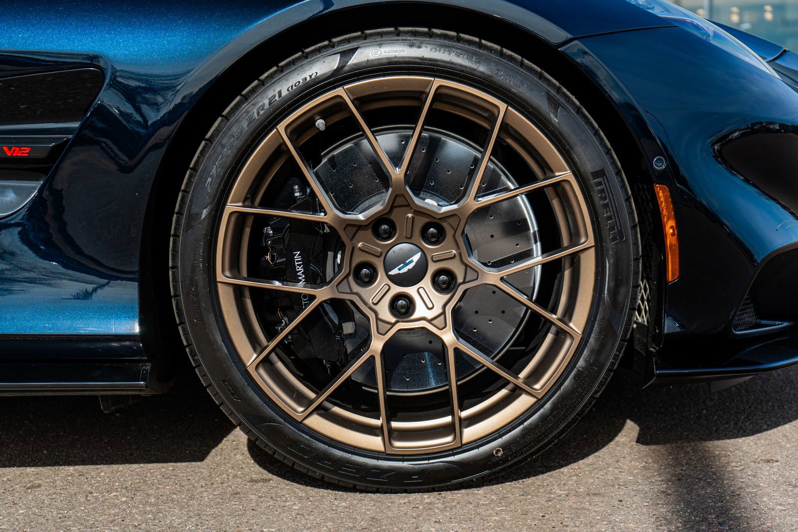 Used 2025 Aston Martin Vanquish image 16