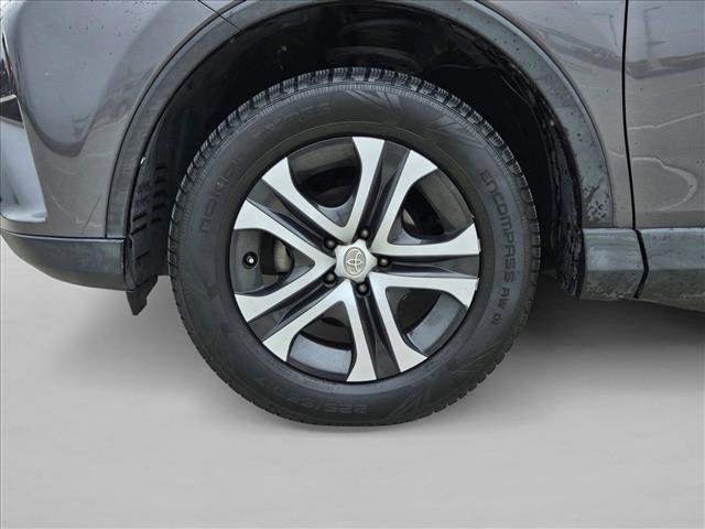 Used 2018 Toyota RAV4 LE FWD image 20