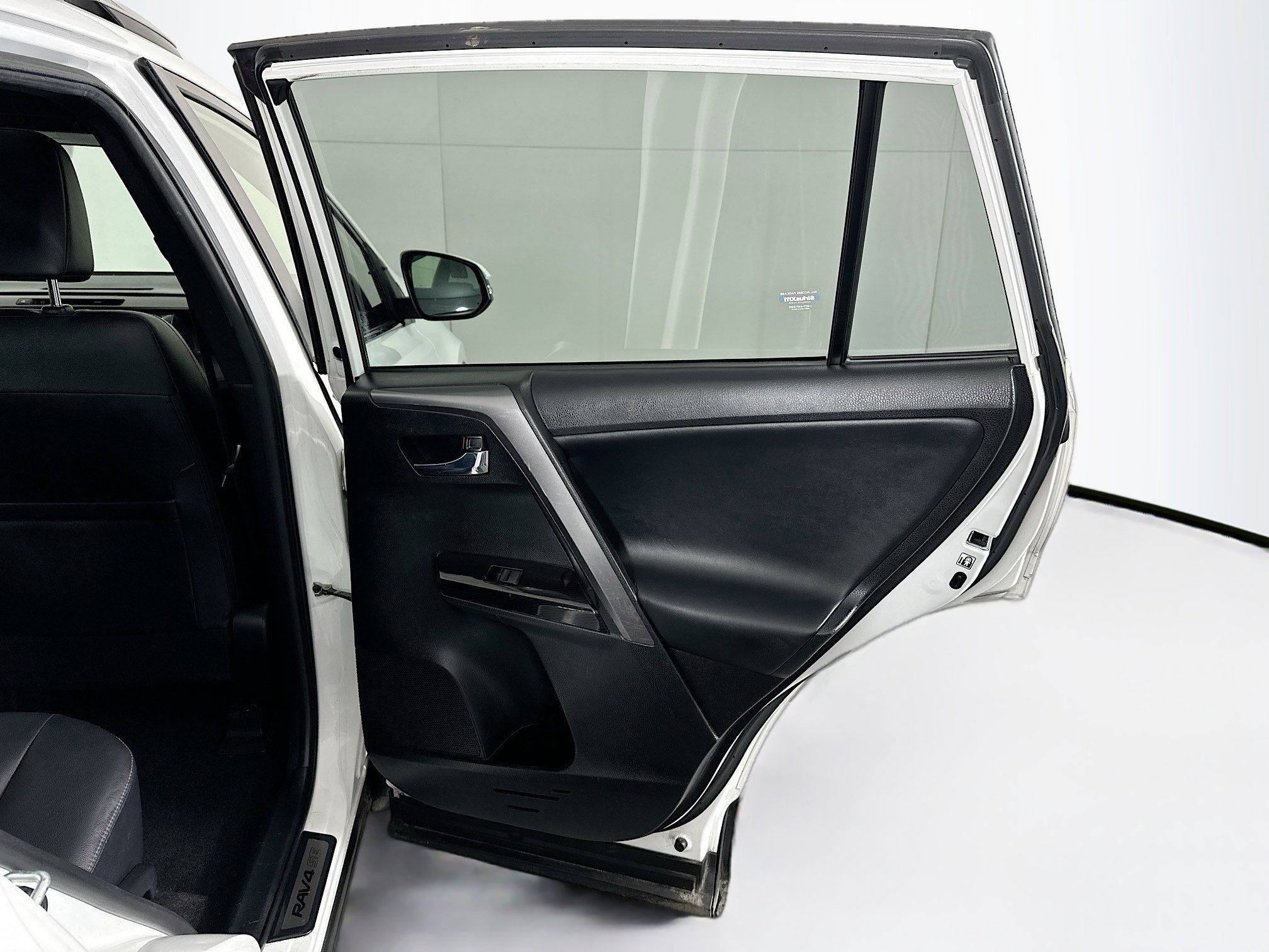 Used 2016 Toyota RAV4 SE image 31