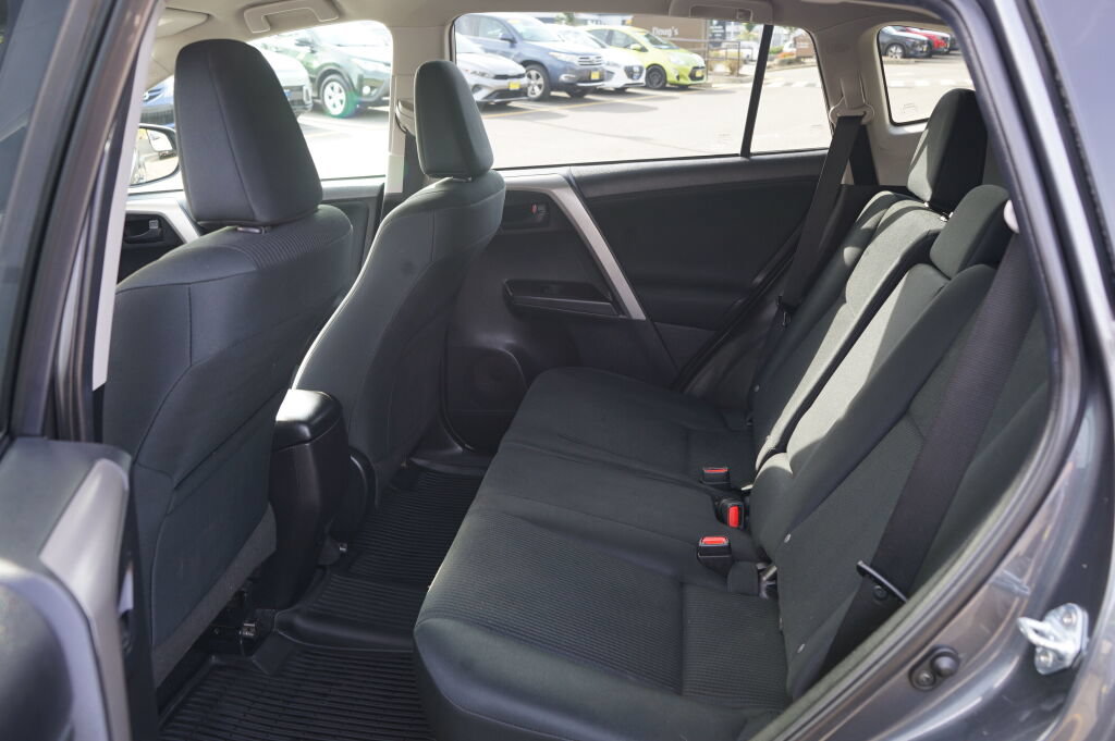 Used 2018 Toyota RAV4 LE w/ All Weather Liner Package FWD image 12