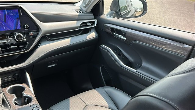Used 2023 Toyota Highlander Limited image 31