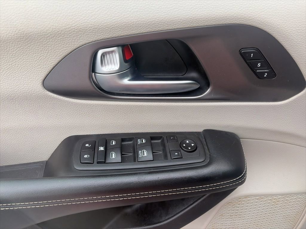 Used 2022 Chrysler Pacifica Touring-L image 15