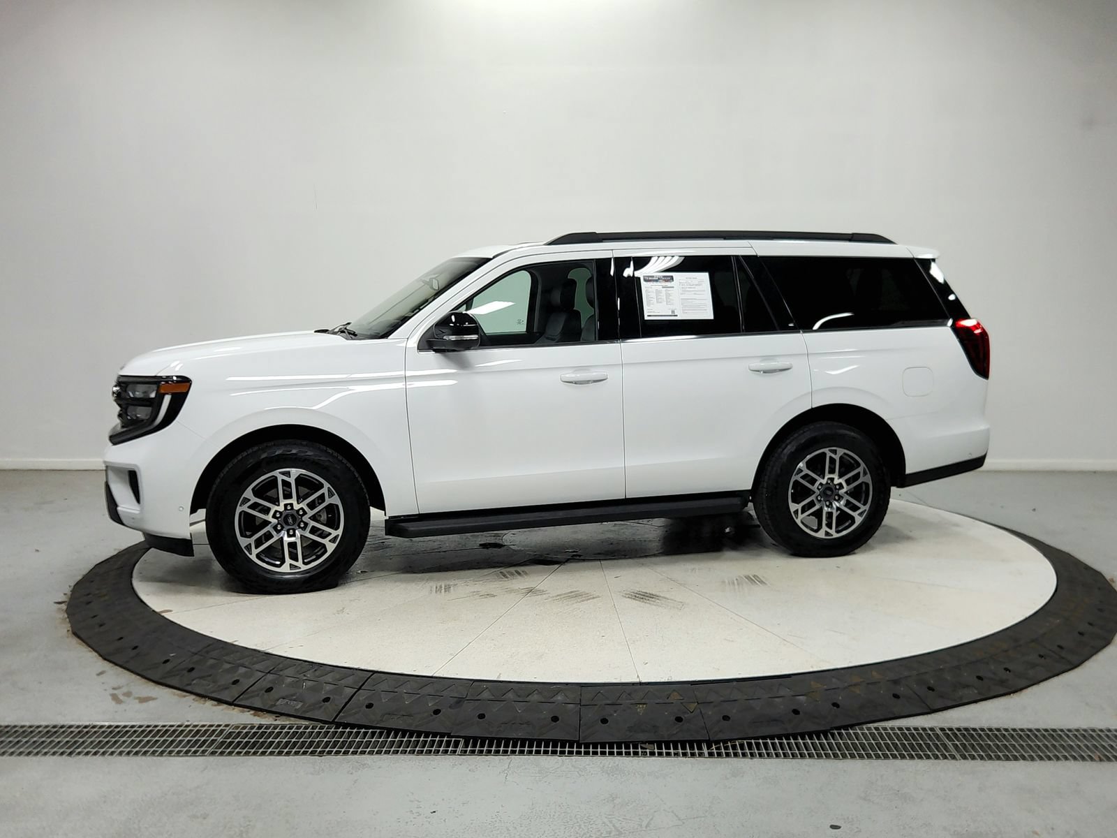 Used 2025 Ford Expedition Active AWD/4WD image 5
