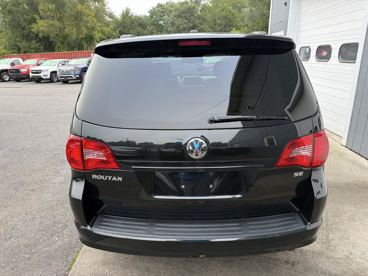 Used 2011 Volkswagen Routan SE FWD image 5