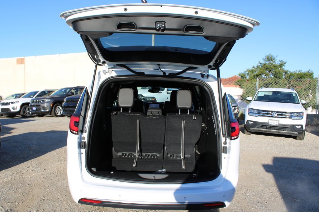 New 2026 Chrysler Pacifica Select image 32