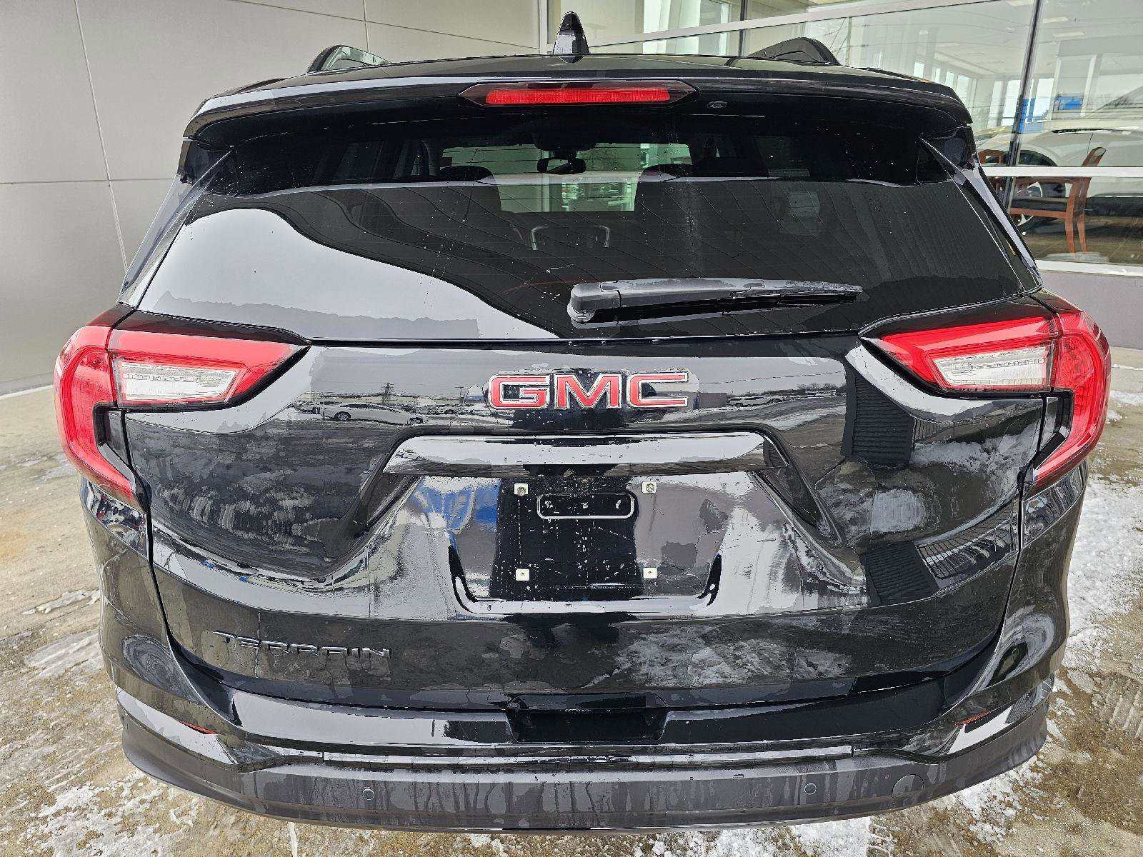 Used 2024 GMC Terrain SLE w/ Driver Convenience Package image 4