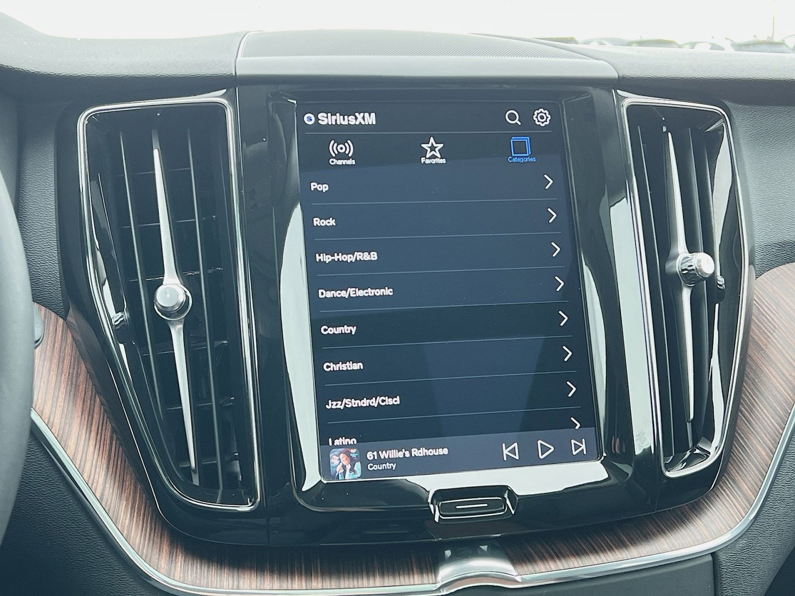 Certified 2023 Volvo XC60 B5 Plus w/ Climate Package image 18