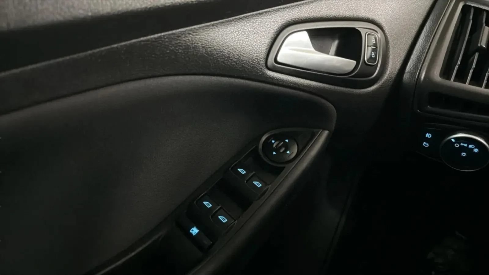 Used 2018 Ford Focus SE w/ SE Appearance Package FWD image 15