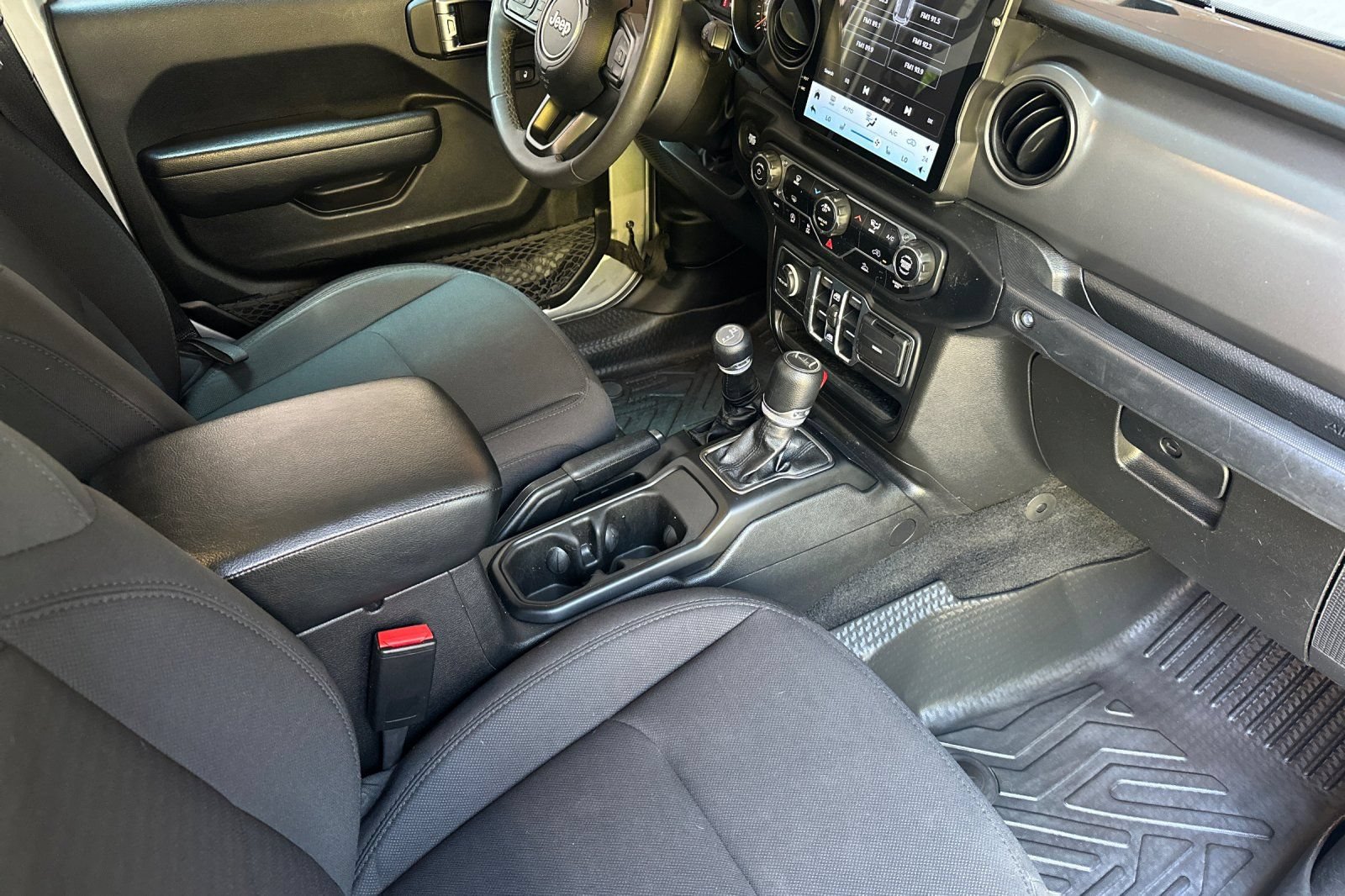Used 2023 Jeep Gladiator Sport AWD/4WD image 15