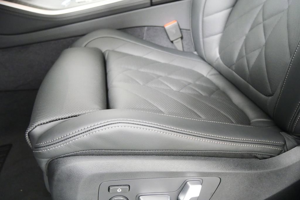 Used 2026 BMW X5 xDrive40i w/ M Sport Package image 9