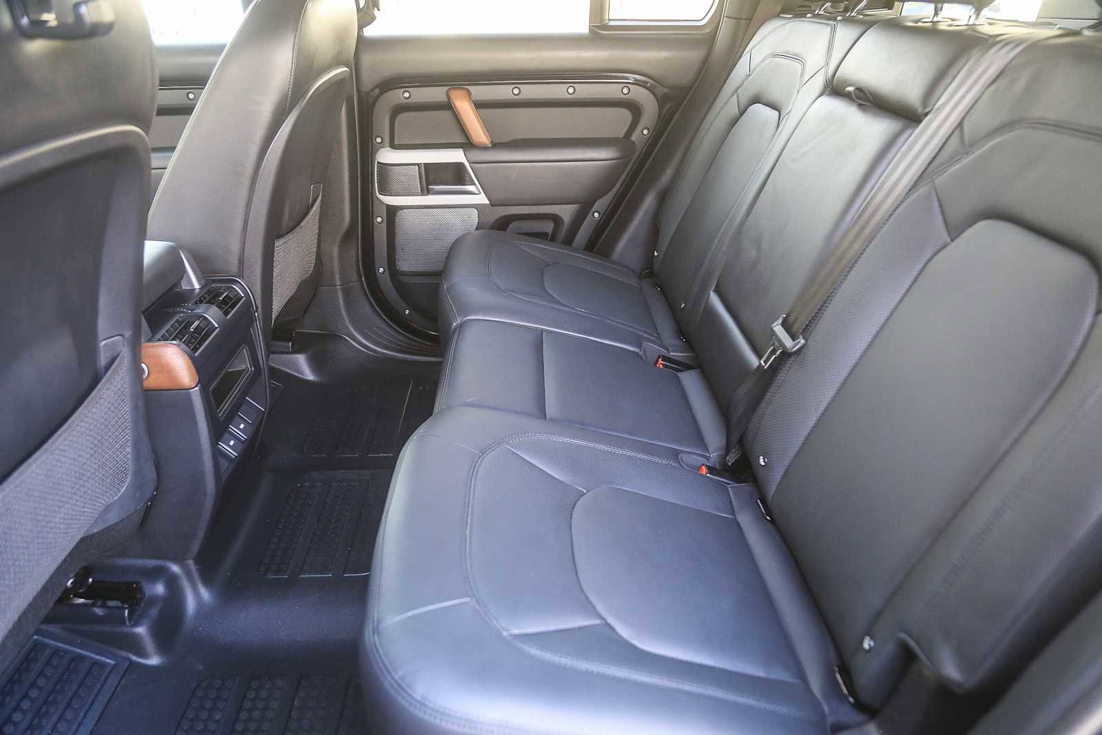 Used 2024 Land Rover Defender 110 SE image 15