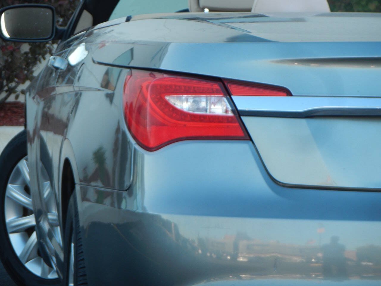 Used 2013 Chrysler 200 Touring FWD image 1