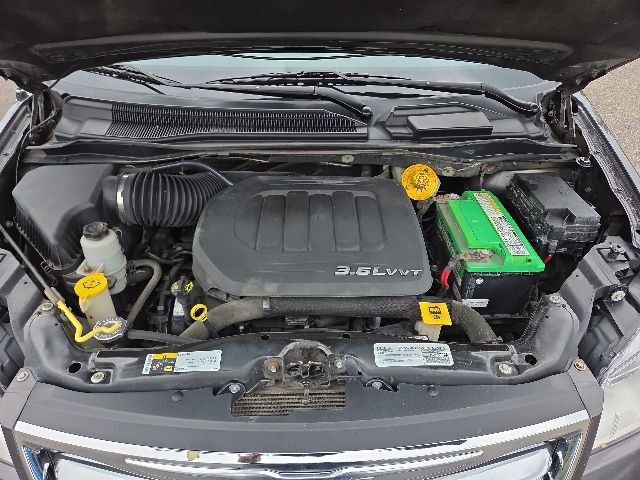 Used 2016 Chrysler Town & Country Touring-L FWD image 65