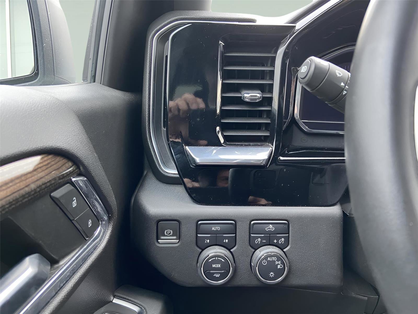 Used 2024 Chevrolet Silverado 1500 LT image 23