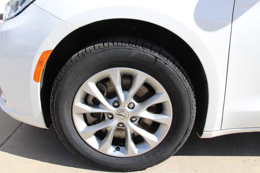 Used 2025 Chrysler Pacifica Select image 10