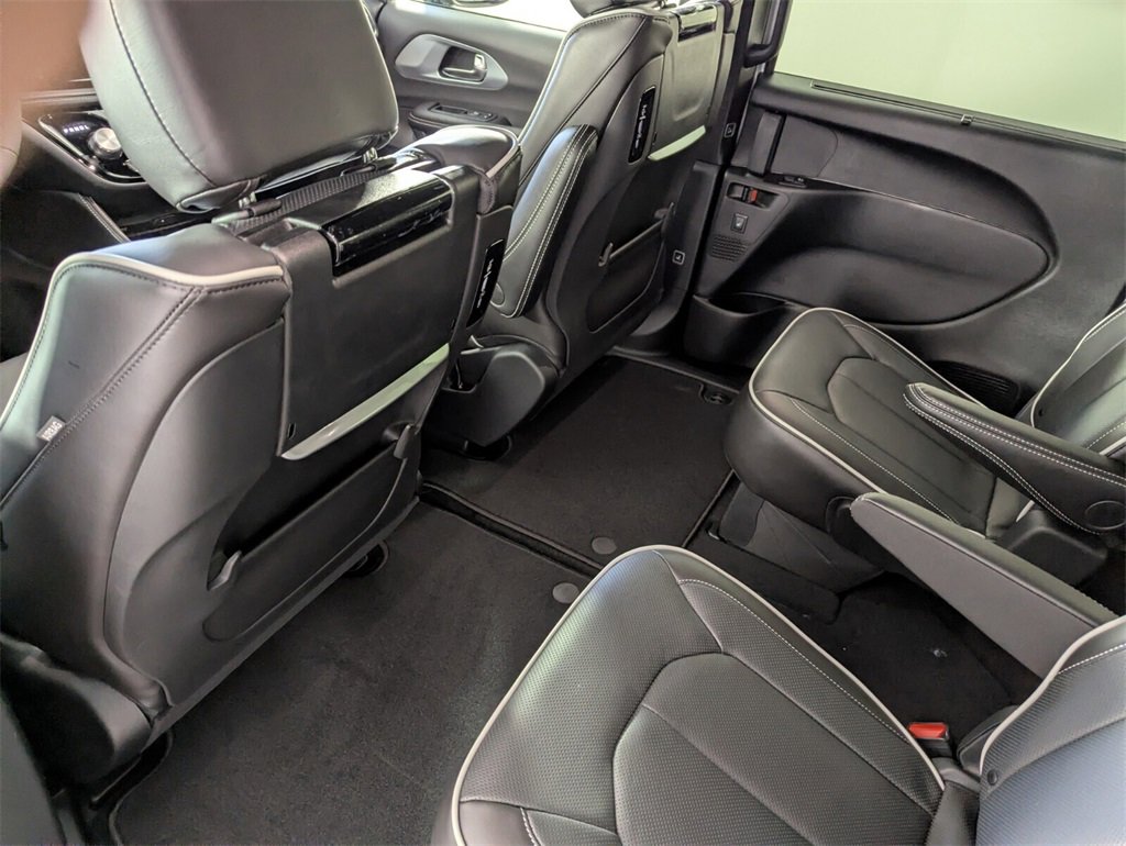 New 2026 Chrysler Pacifica Limited w/ Uconnect Theater Family Group image 16