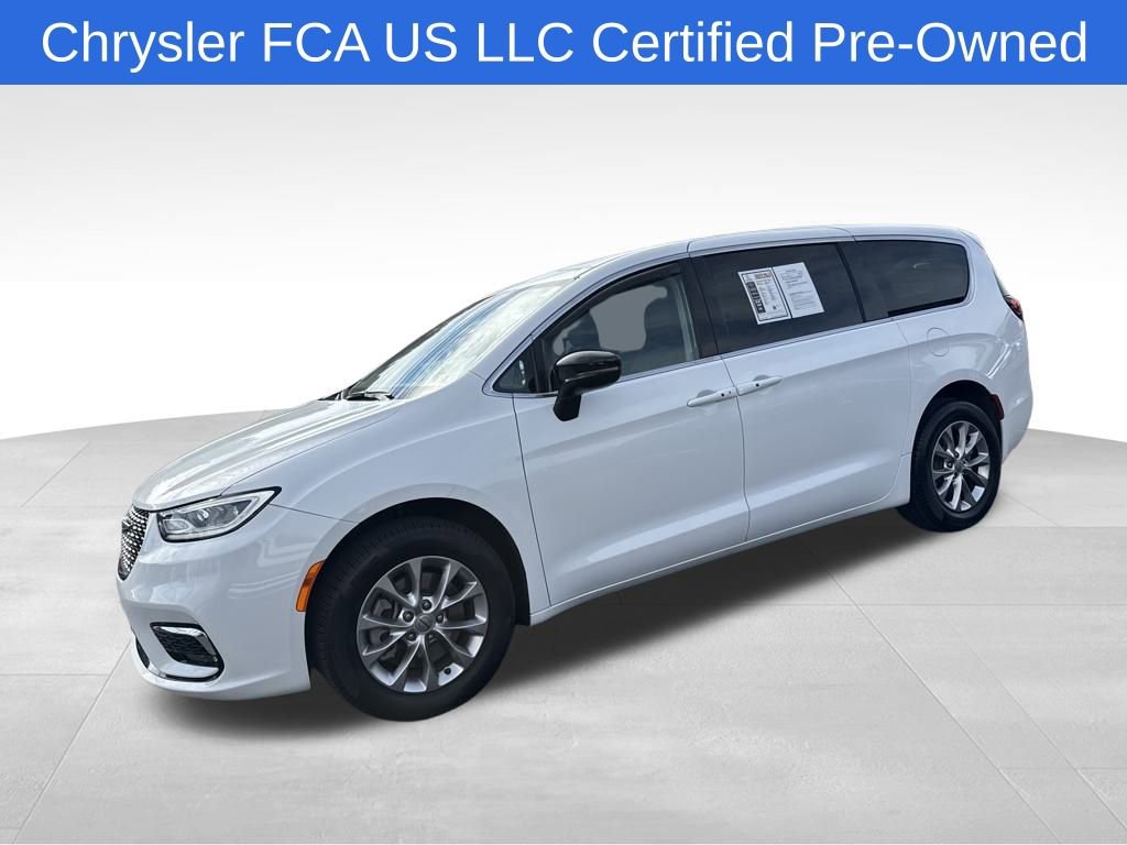Used 2024 Chrysler Pacifica Touring-L image 6