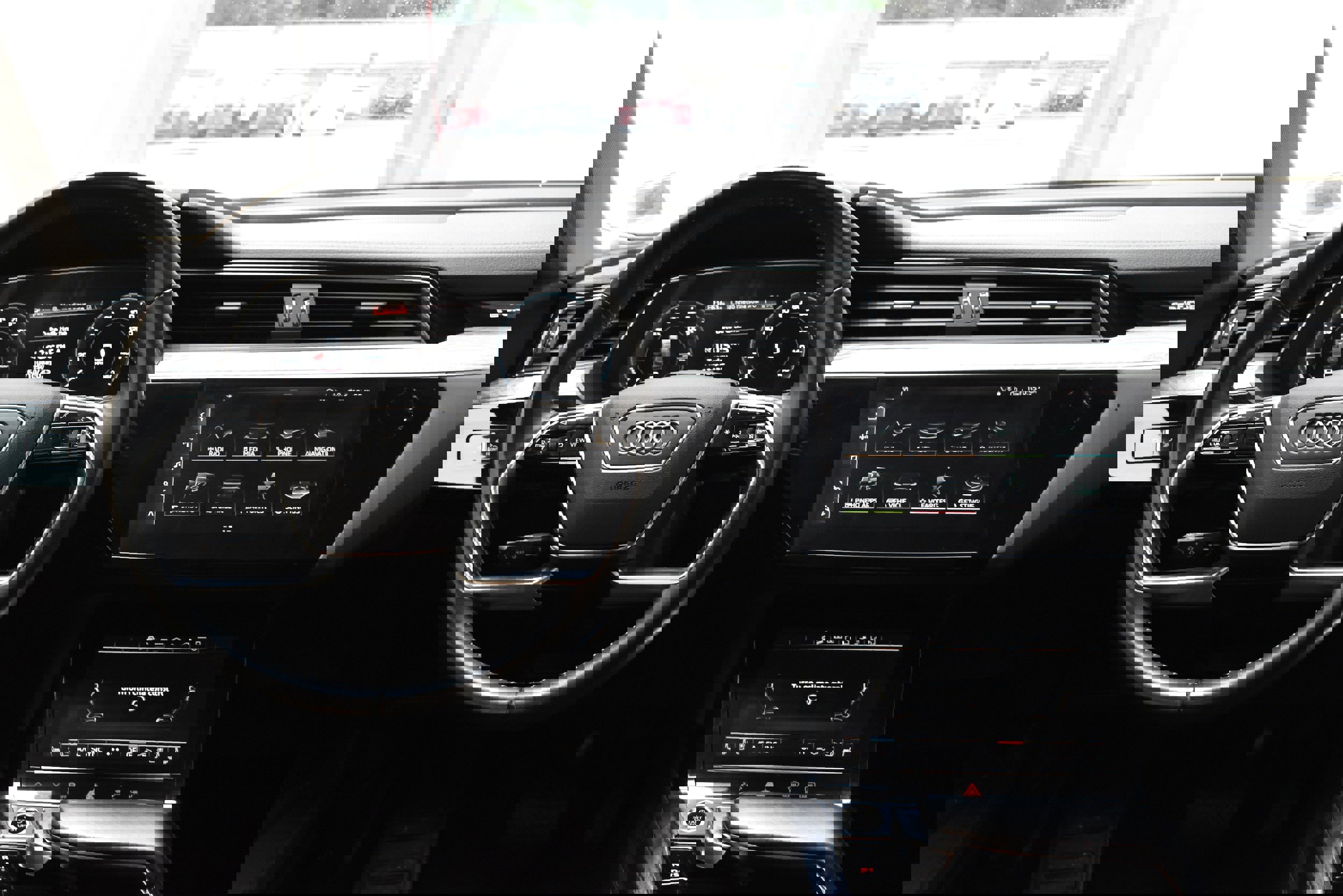 Used 2021 Audi e-tron Premium Plus w/ Premium Plus Package image 30