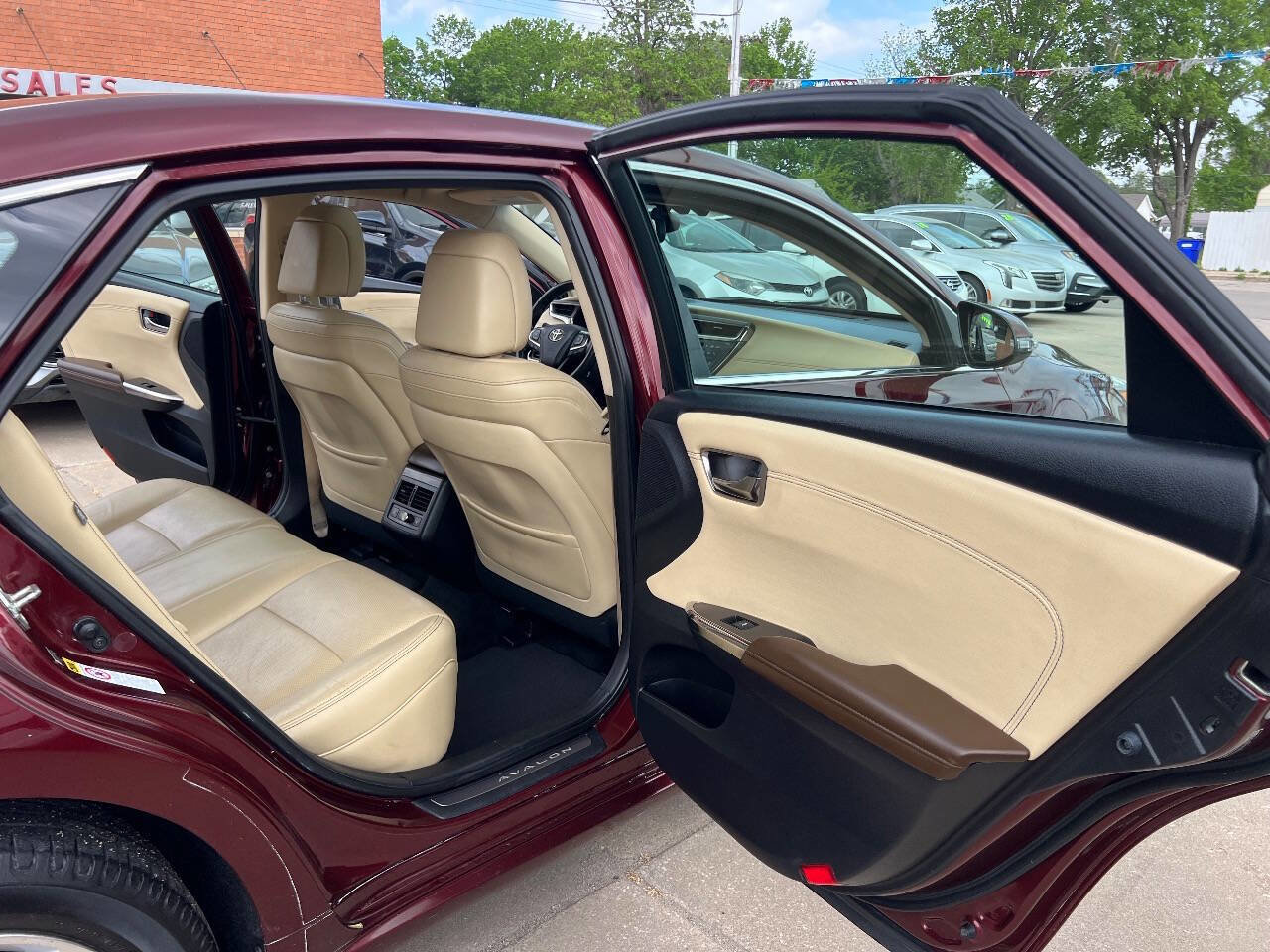 Used 2013 Toyota Avalon Limited w/ Technology Pkg FWD image 23