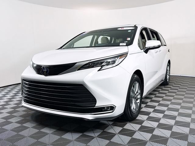 Used 2023 Toyota Sienna Limited image 3