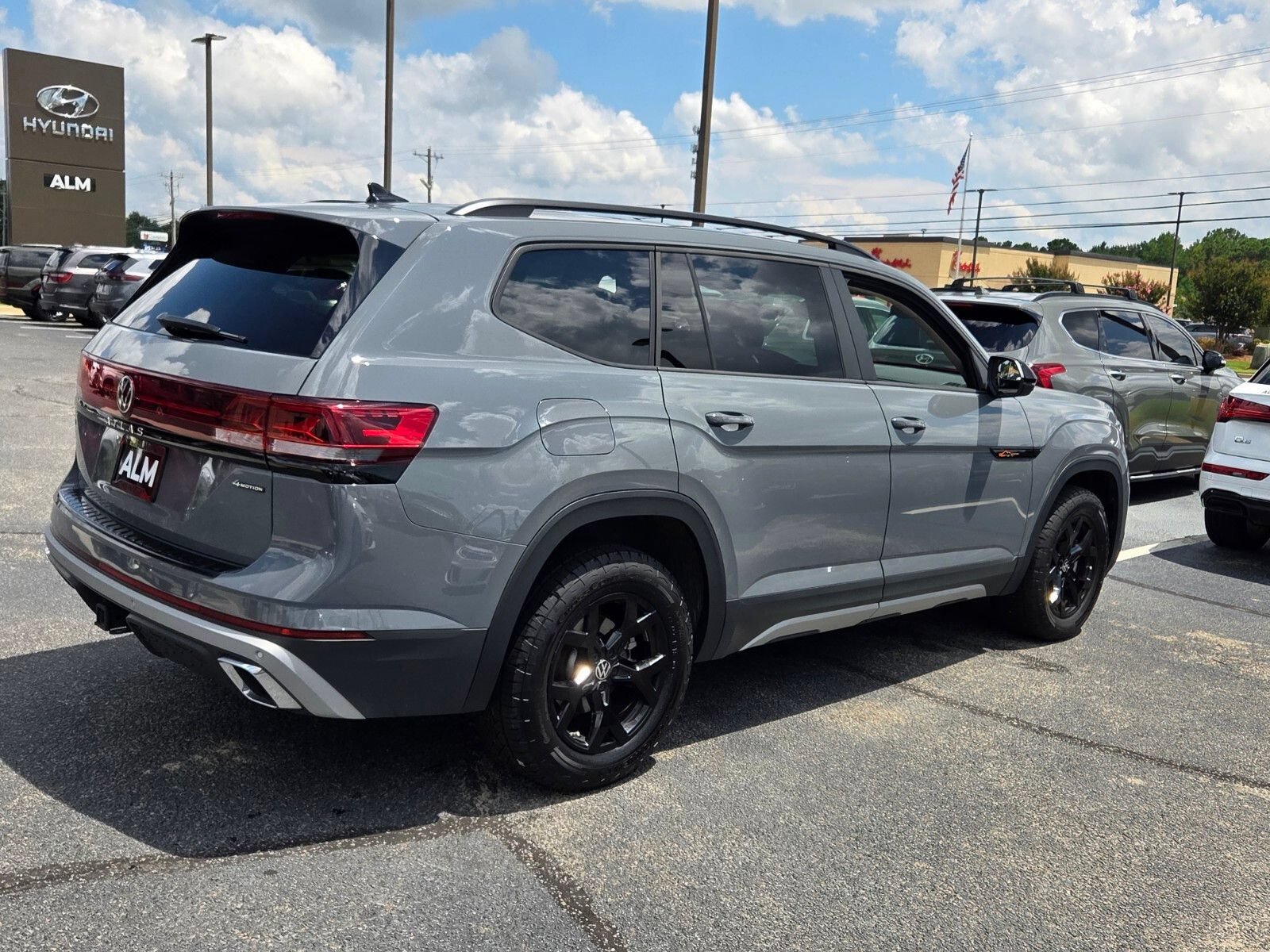 Used 2025 Volkswagen Atlas Peak Edition SE AWD/4WD image 14
