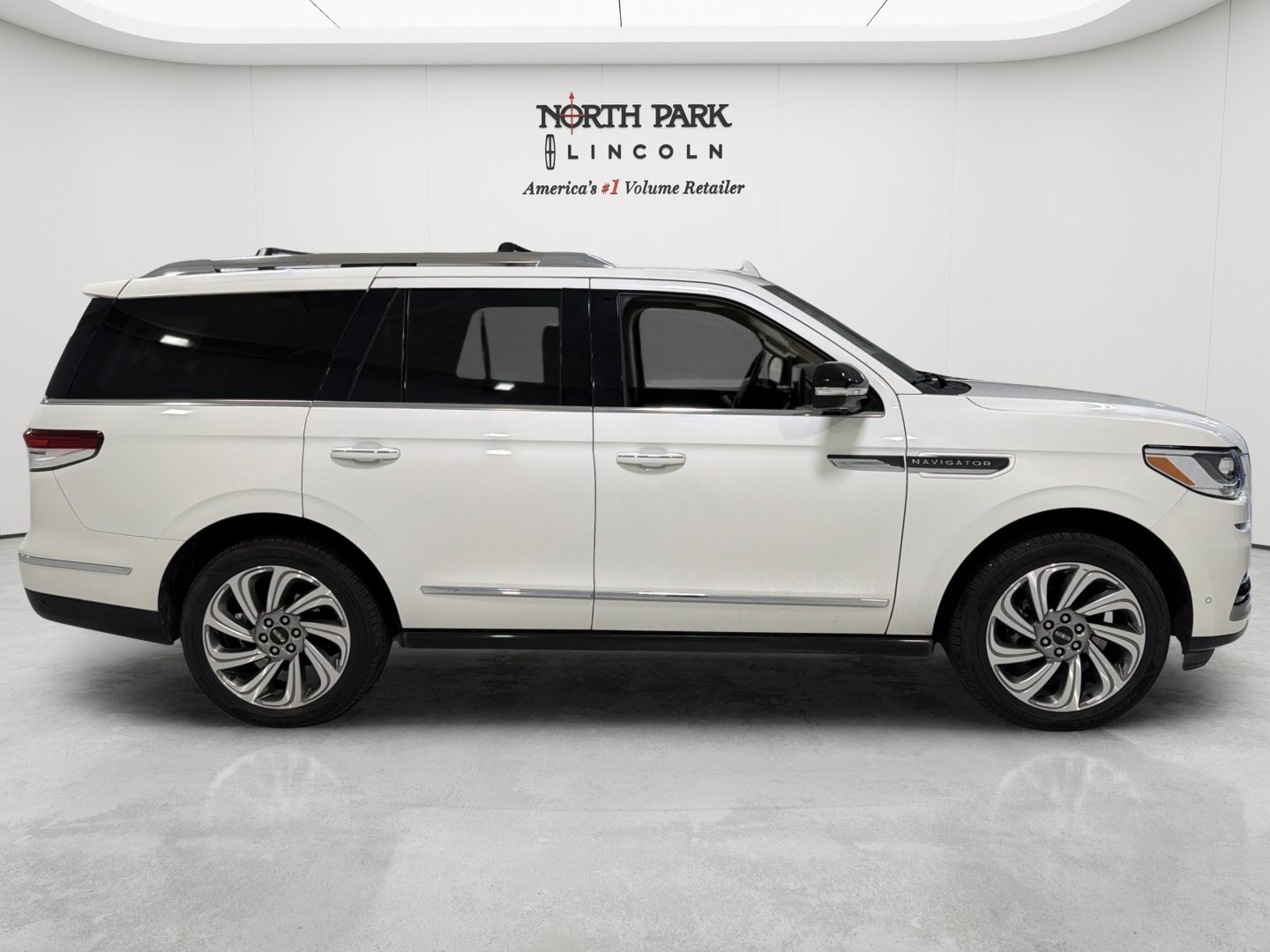 Used 2023 Lincoln Navigator Reserve AWD/4WD image 6