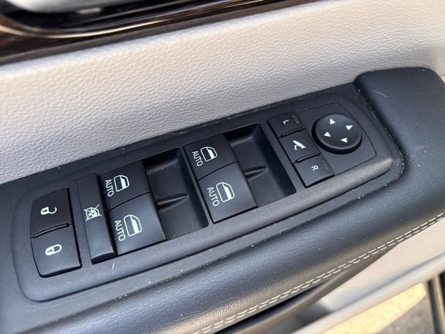 Used 2023 Chrysler Pacifica Limited FWD image 14