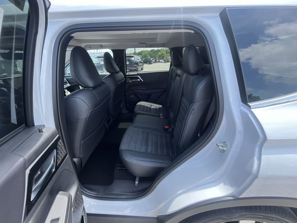 New 2025 Mitsubishi Outlander SE image 23