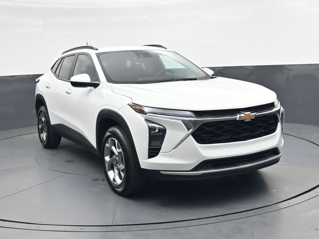 Used 2025 Chevrolet Trax LT image 2