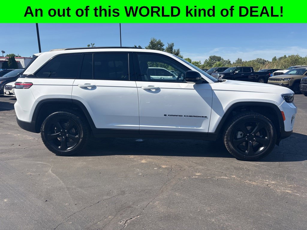 Used 2023 Jeep Grand Cherokee Limited w/ Black Appearance Package AWD/4WD image 2