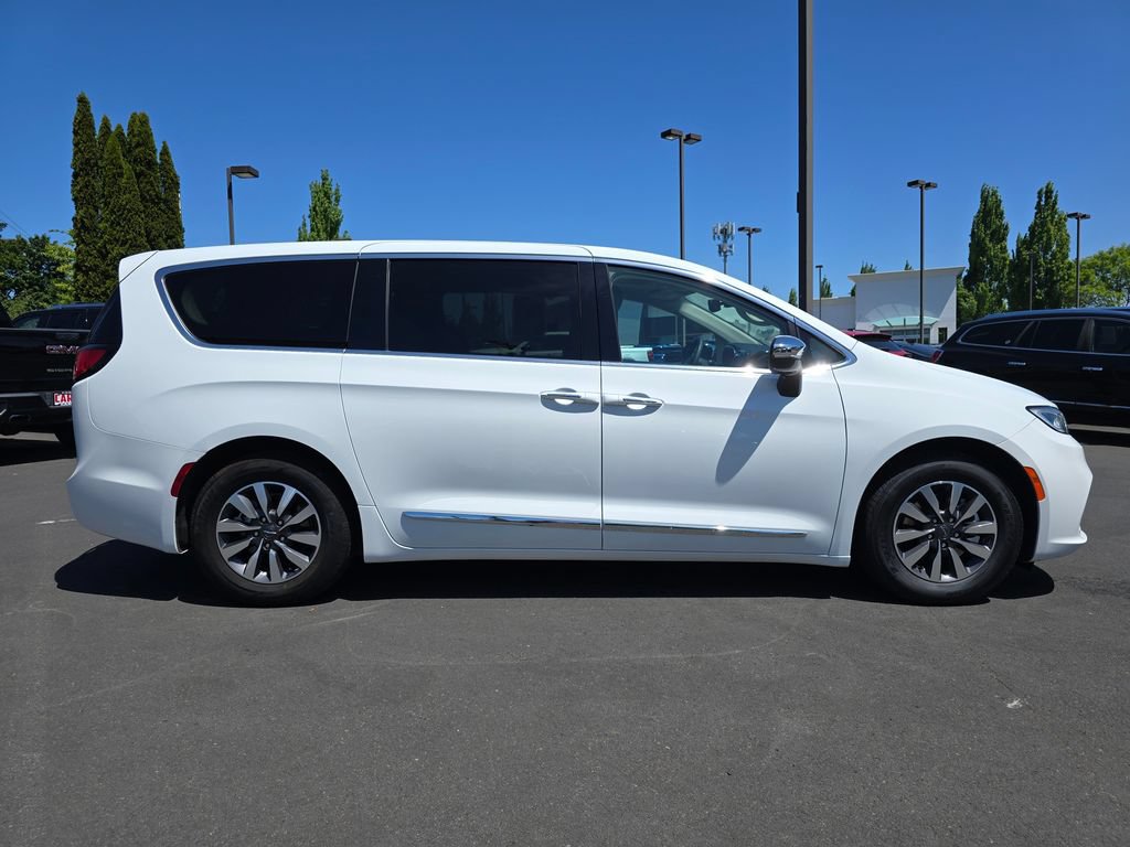 Used 2023 Chrysler Pacifica Limited FWD image 41