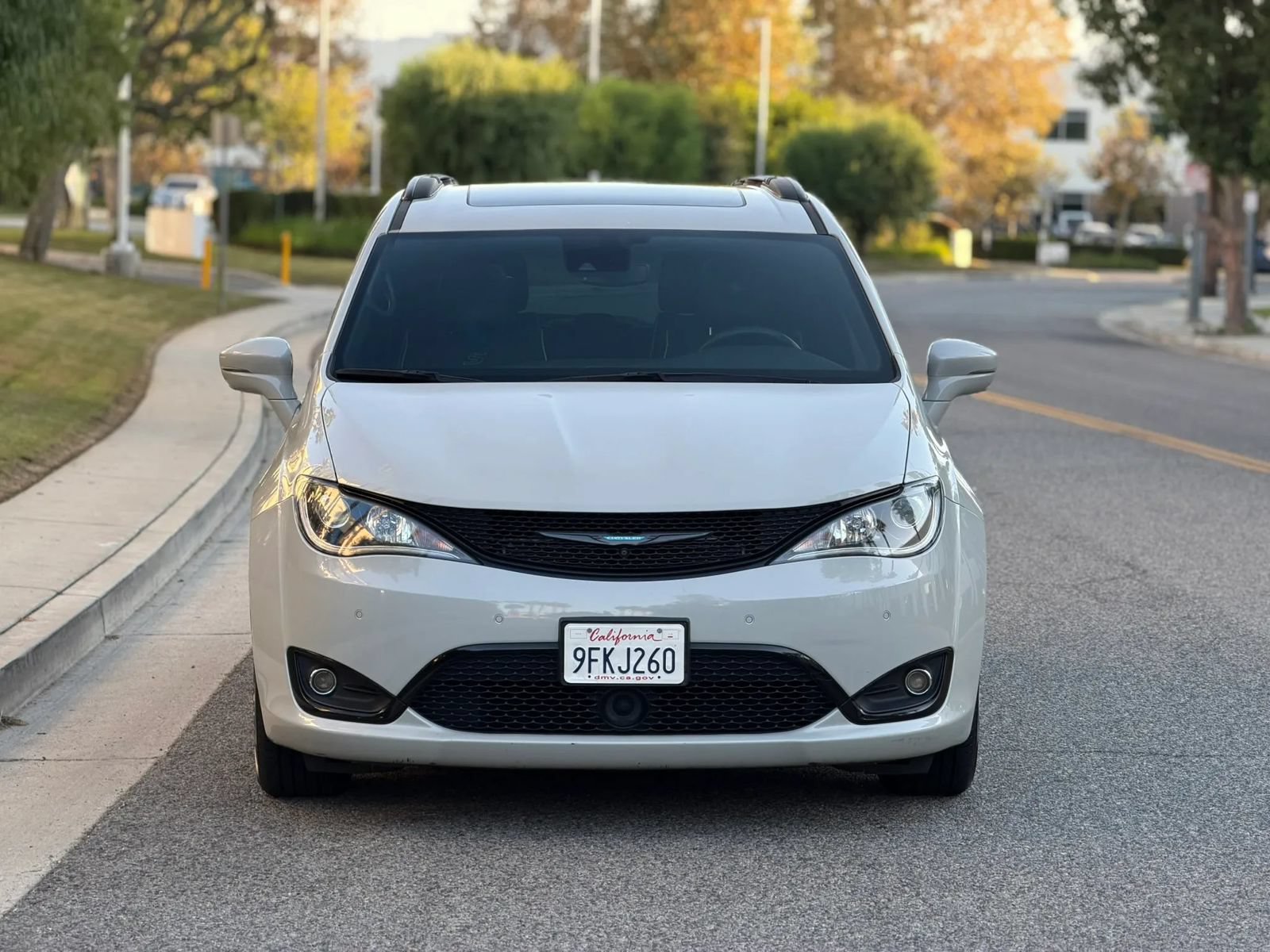 Used 2020 Chrysler Pacifica Limited w/ Advanced Safetytec Group FWD image 2