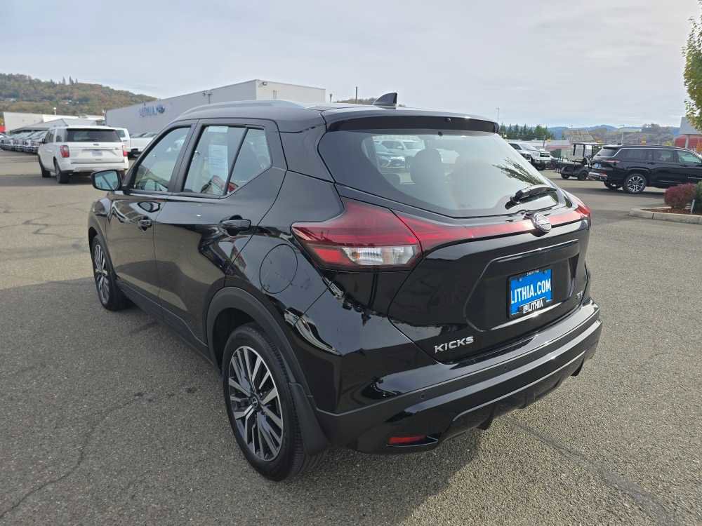 Used 2023 Nissan Kicks SV image 3