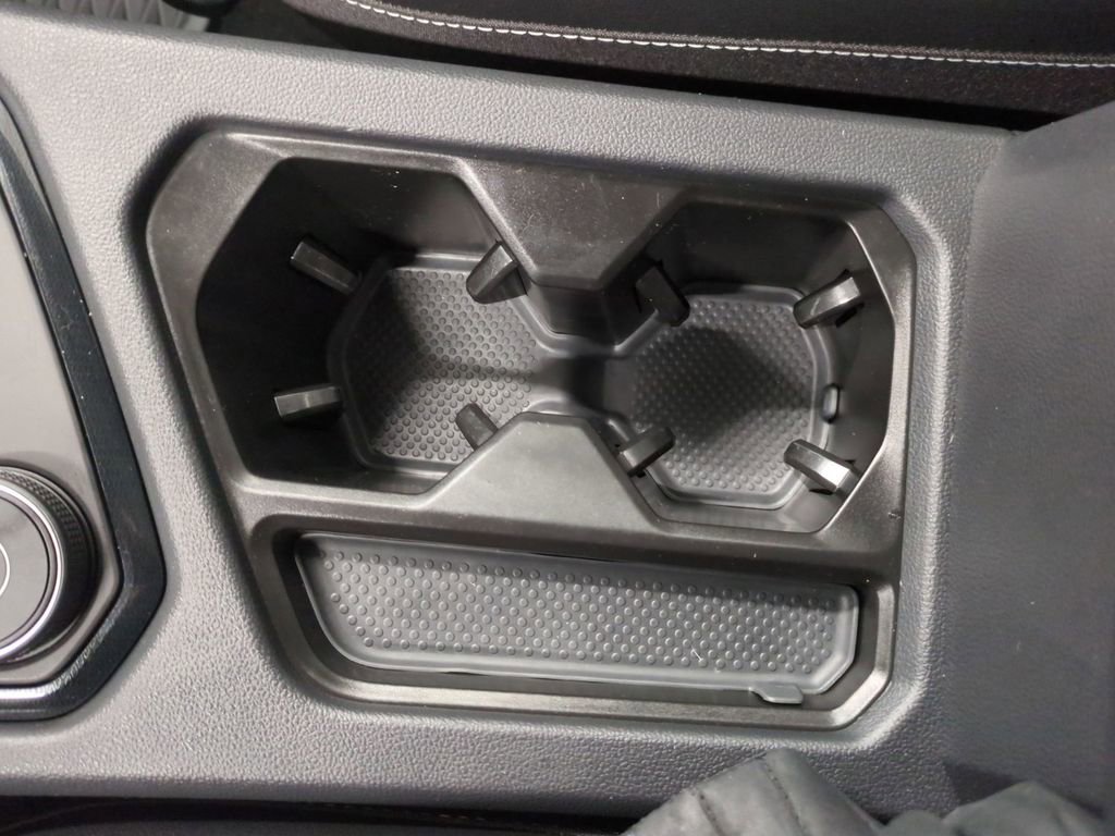 Used 2025 Volkswagen Taos SEL image 30