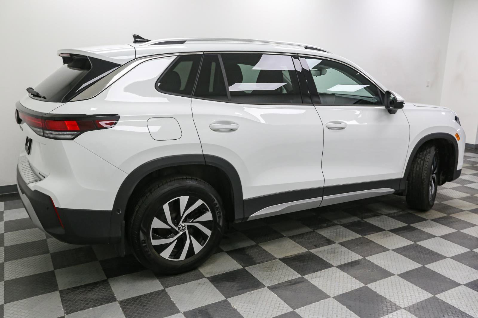 Used 2025 Volkswagen Tiguan S image 10