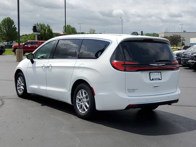 Used 2024 Chrysler Pacifica Touring-L FWD image 4