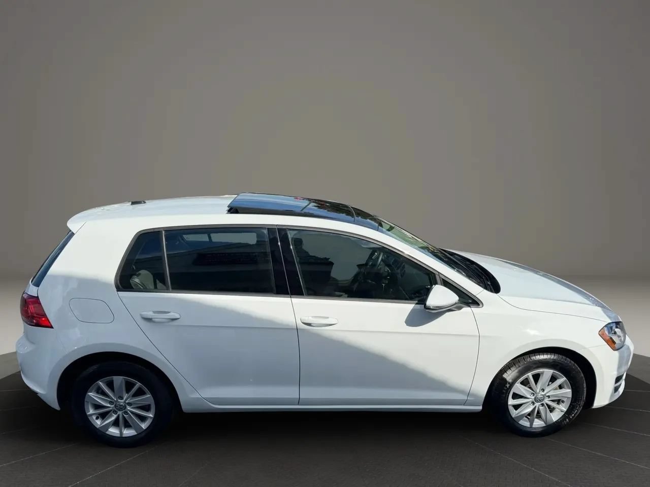 Used 2016 Volkswagen Golf S FWD image 6