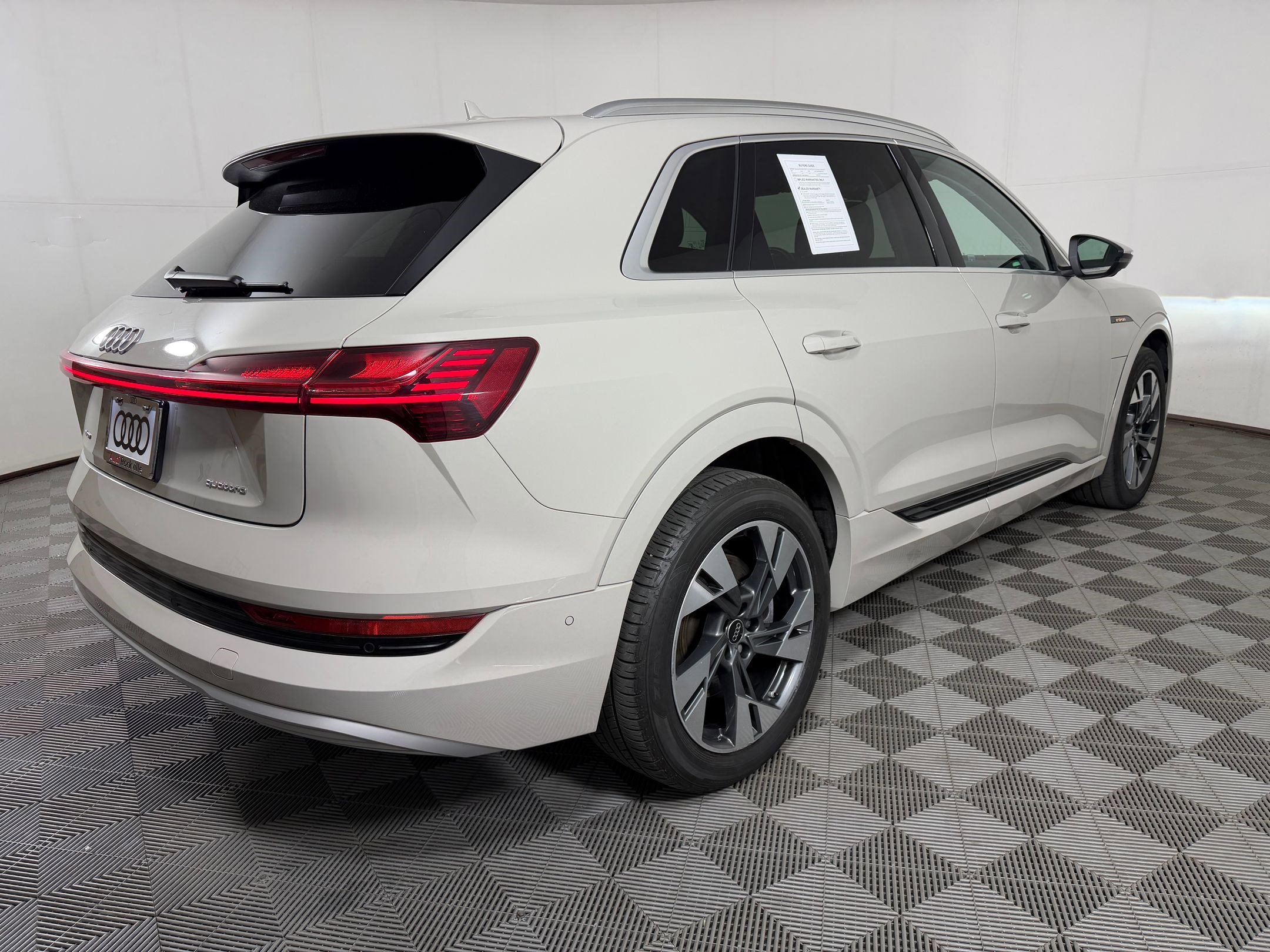 Used 2022 Audi e-tron Premium Plus w/ Premium Plus Package AWD/4WD image 9