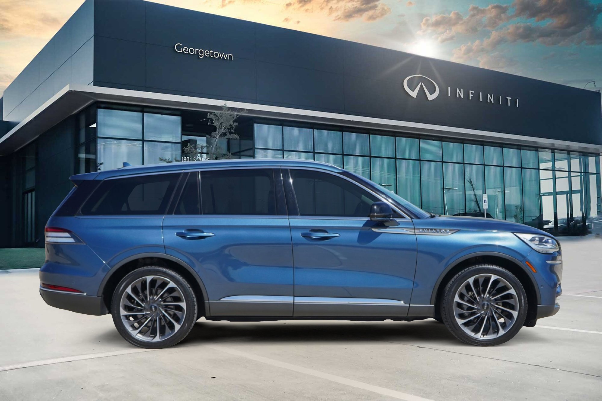 Used 2020 Lincoln Aviator Reserve w/ Equipment Group 202A image 4